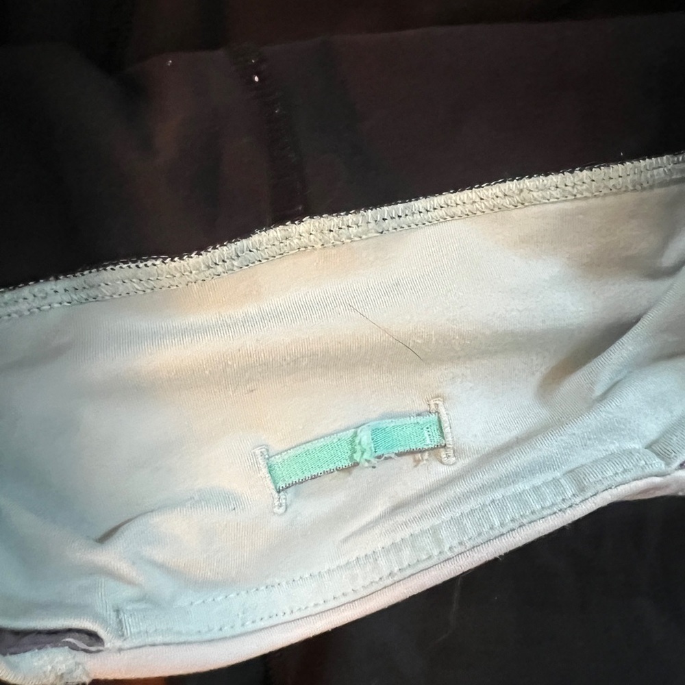 Women’s Lululemon Size 4 23” Cropped Black Running Workout Leggings - Picture 4 of 9